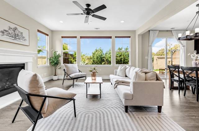 Professionally staged interior, photo 29 of 42