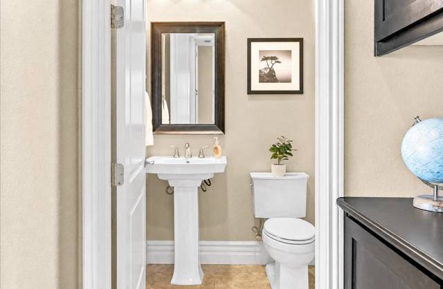 Professionally staged interior, photo 41 of 42