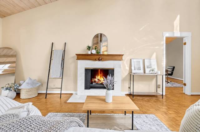Professionally staged interior, photo 49 of 58